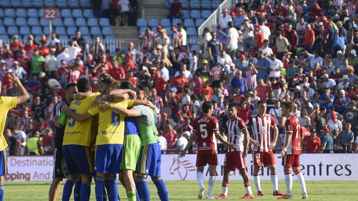 Tristeza del Almería y alegría en el Cádiz al final del partido.