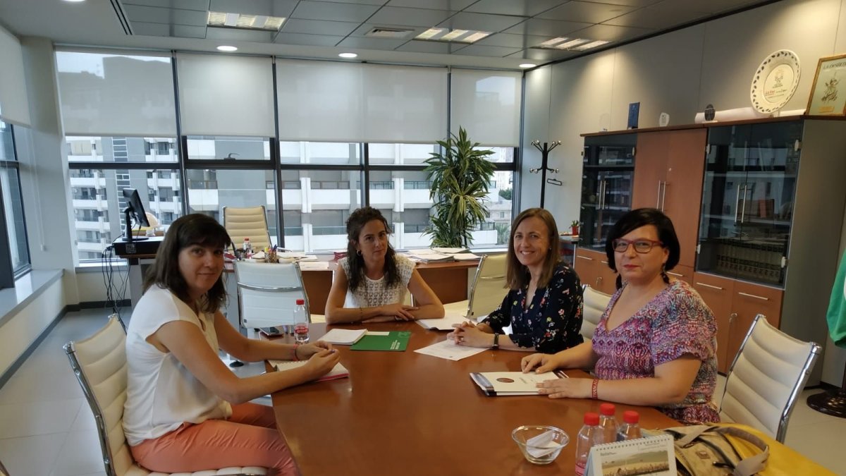 Reunión de las autoridades locales con la delegada.