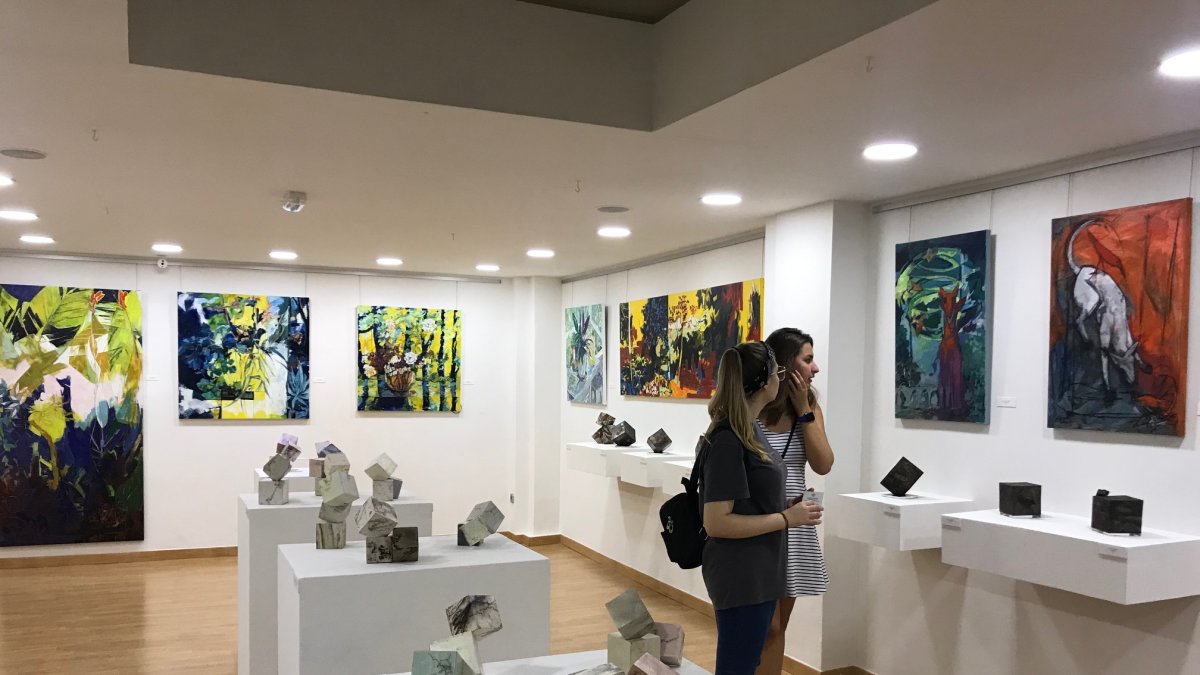 Visitantes recorren la última propuesta de Arte21.