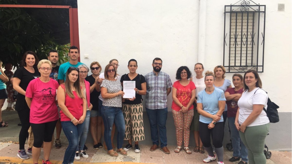 Los padres mostrando el escrito presentado ante la Delegación de Educación.