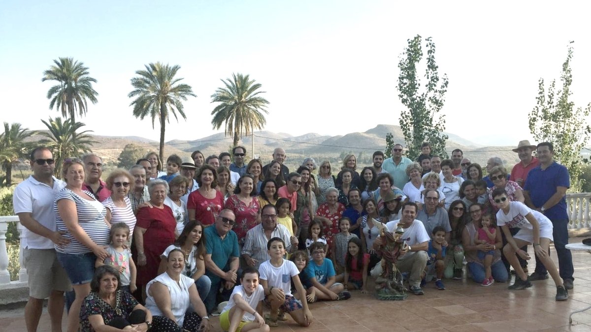 Grupo de la familia Mena, con la imagen de San Miguel, en la hacienda de Rosita Moreno, el pasado sábado, en el Pilar de Overa.