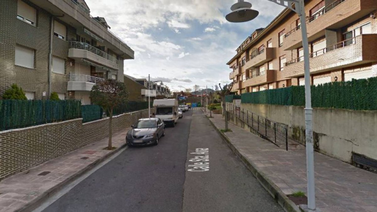 El hallazgo se produjo en una vivienda de la calle Santa Ana. / Google maps