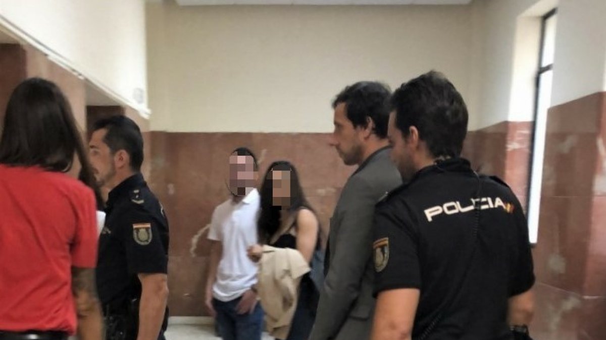 El acusado llega esposado y escoltado a la sala