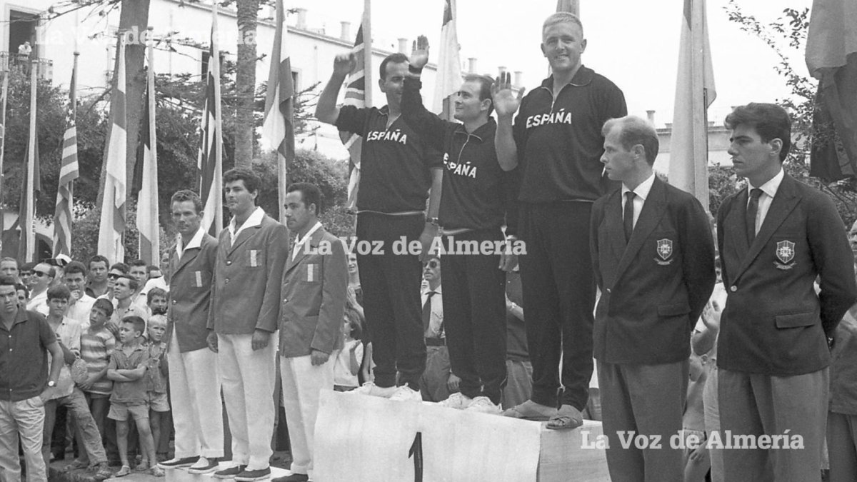 Los vencedores del campeonato en el pódium que se montó en la Plaza Vieja. A la izquierda se ven algunos niños del barrio.
