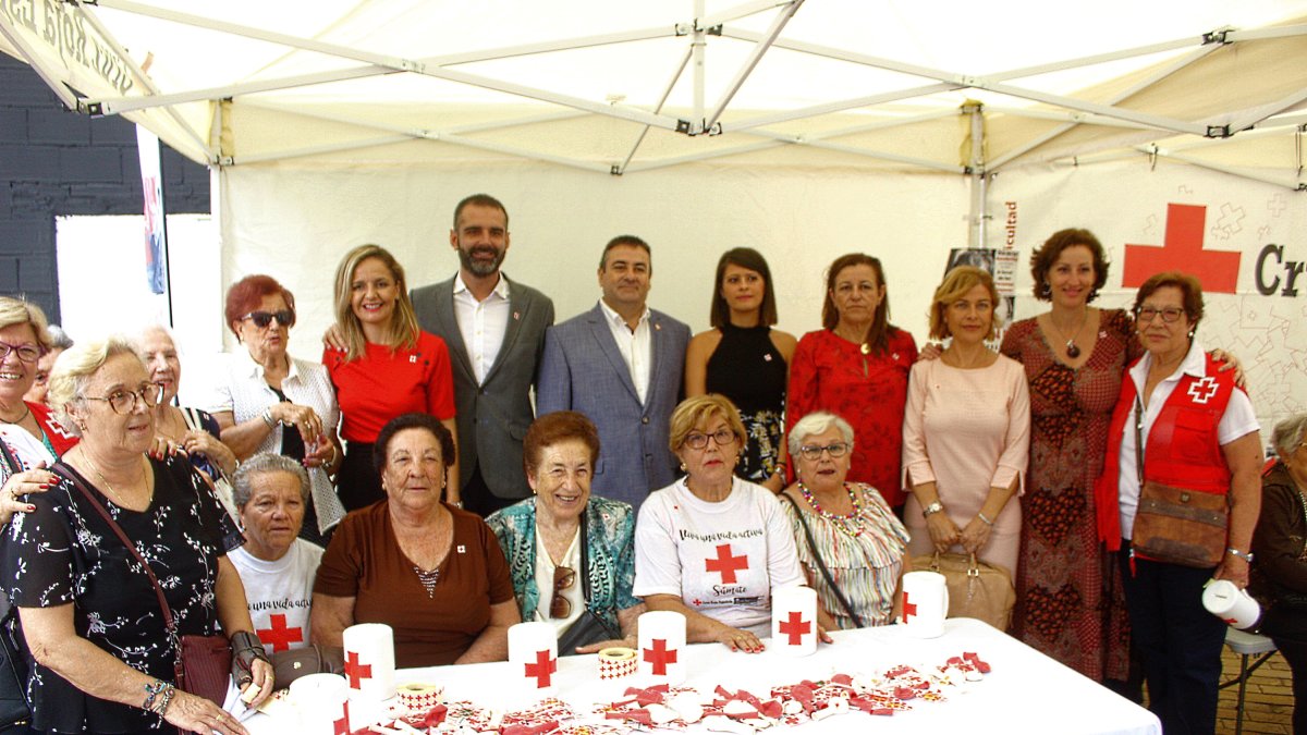 El presidente de Cruz Roja, voluntarios y autoridades asistente a la mesa instalada en Puerta de Purchena.
