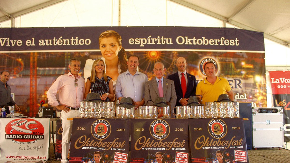 El alcalde de Roquetas, Gabriel Amat, junto al promotor, Santiago Gallego, y concejales.