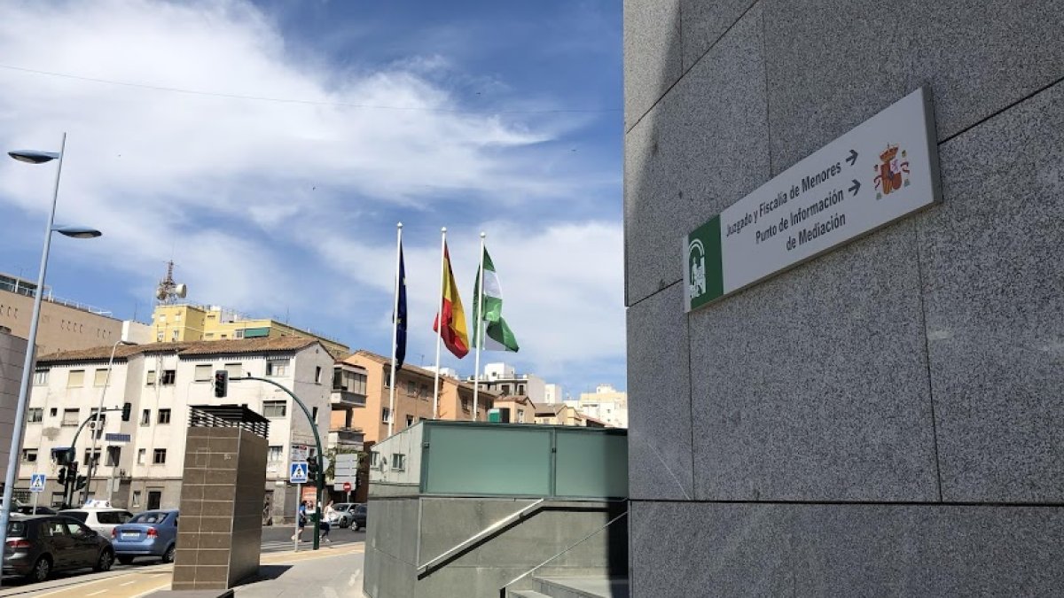 El profesor se enfrenta a ocho años de prisión por los abusos y un delito de revelación de secretos.