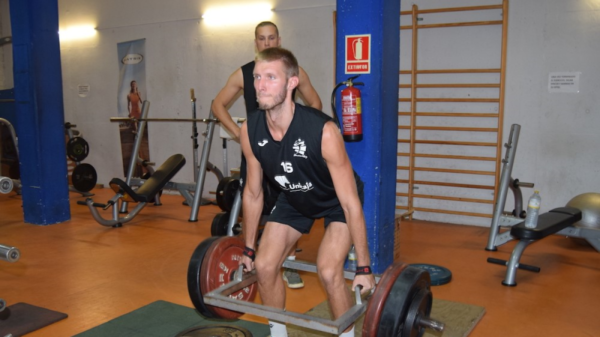 La dura sesión de pesas con la plantilla ahorradora.