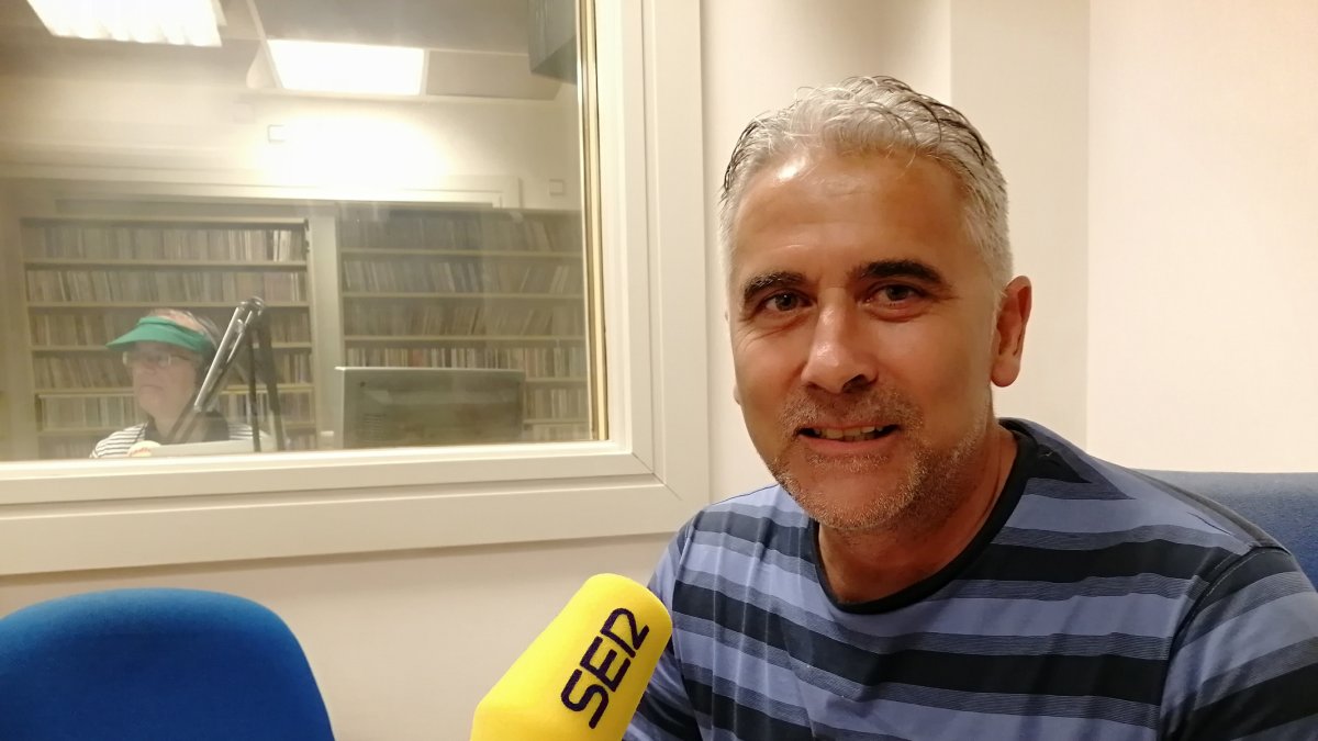 Pepe Morales comentando el partido en el Carrusel Deportivo.