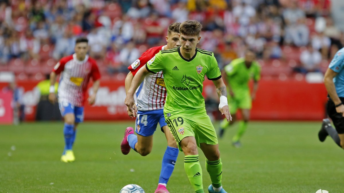 Coric conduce la pelota en una jugada del partido ante el Sporting.