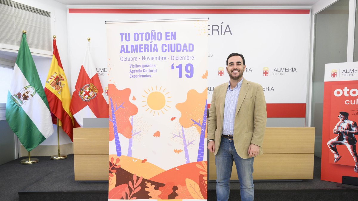 Carlos Sánchez en la presentación del programa Tu otoño en Almería Ciudad.
