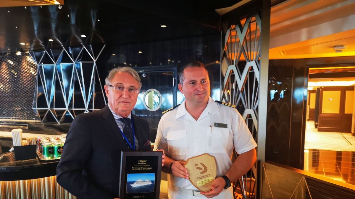 Entrega de la placa conmemorativa.