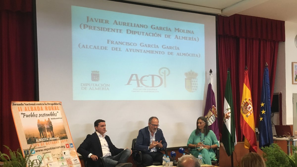 Javier Aureliano García, Francisco García, y Lidia Díaz en la presentación de la jornada.