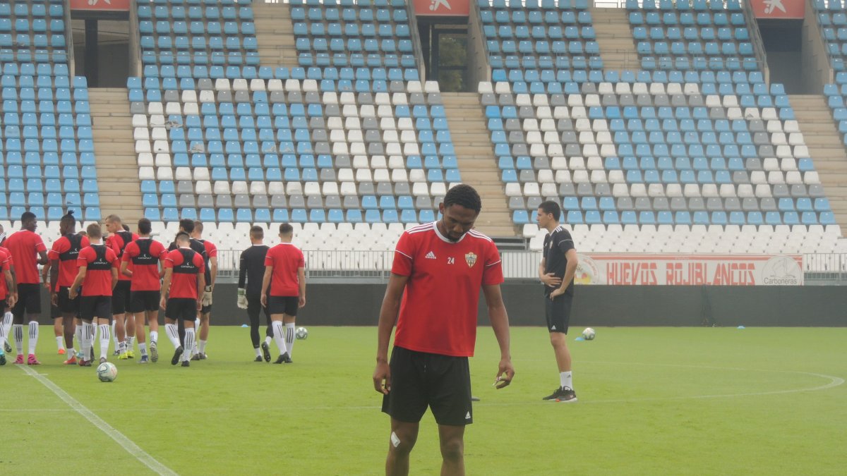 Las molestias de Owona son la rodilla derecha.