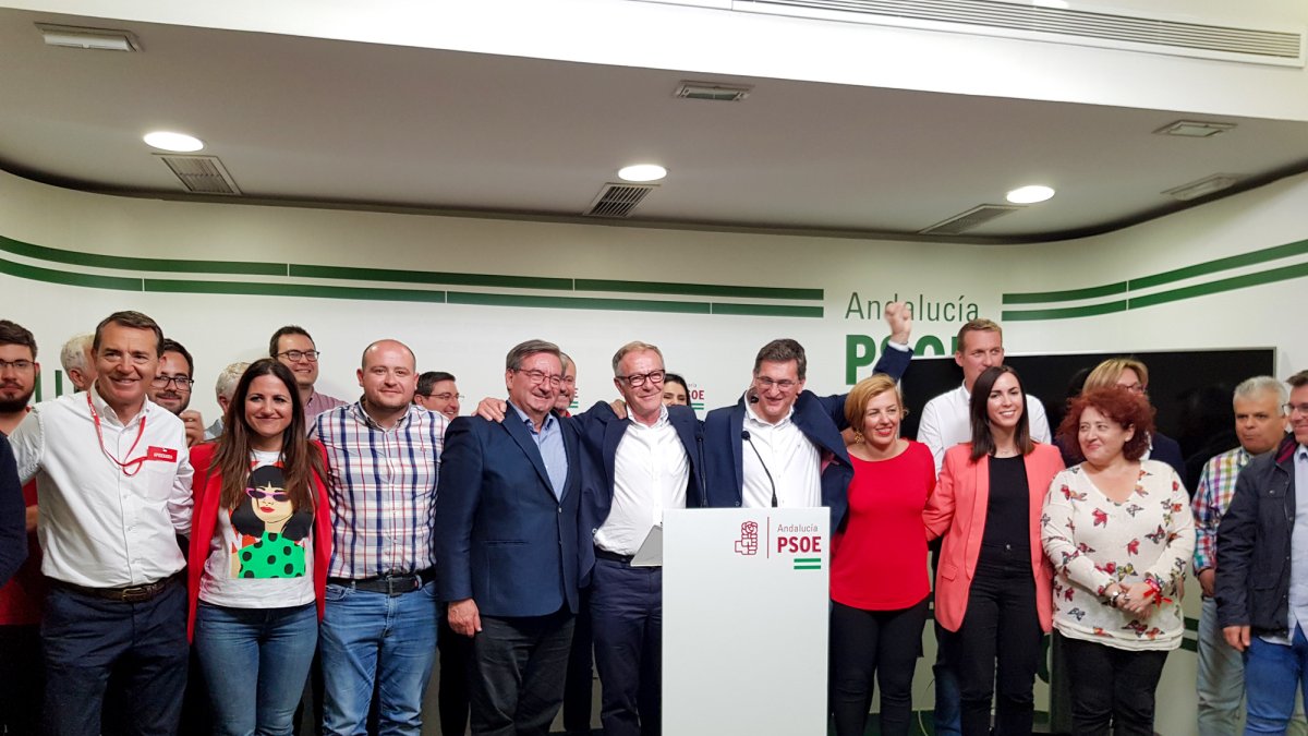Sánchez Teruel y candidatos la noche electoral del 28-A