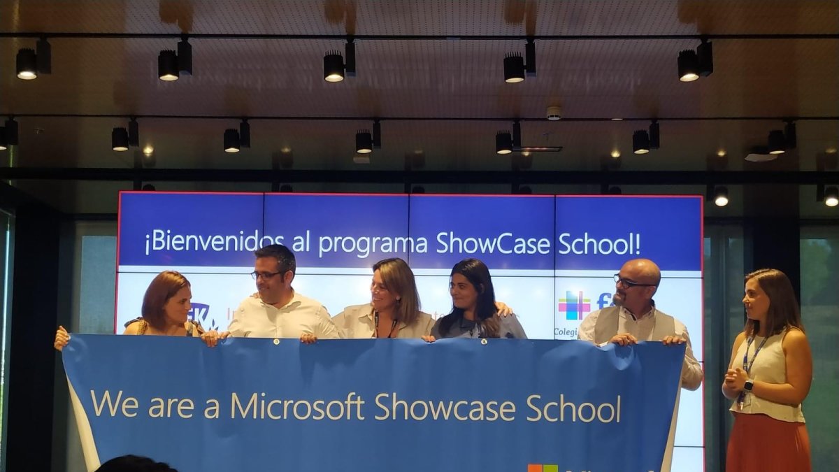 Francisco Tejeira en el acto de bienvenida a los nuevos centros con el reconocimiento de Microsoft.