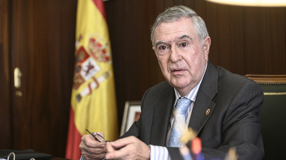 Fernando Brea durante la entrevista en su despacho.