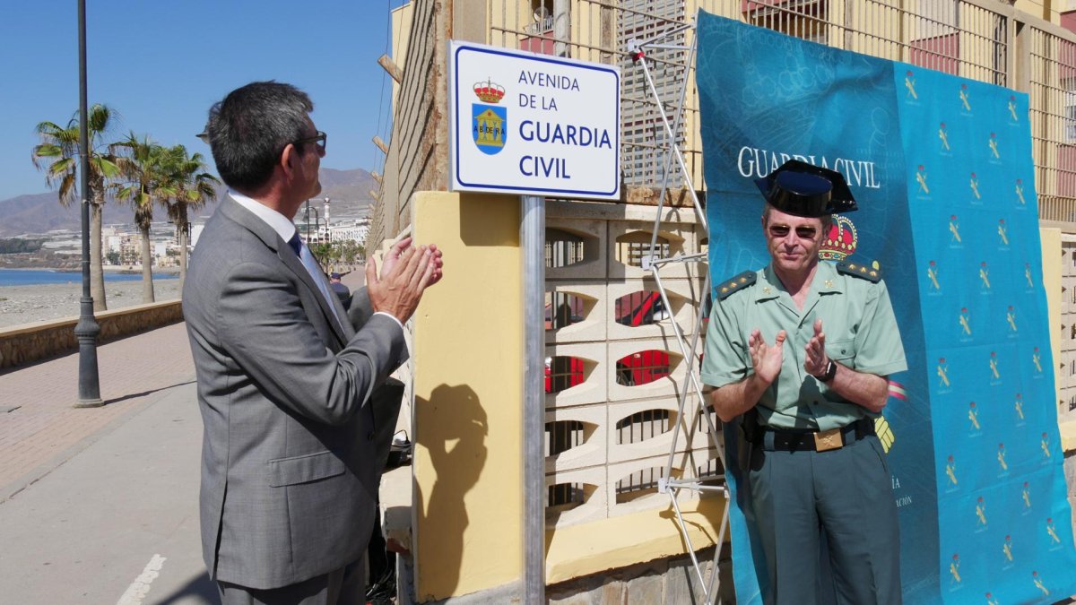La Guardia Civil cuenta con una calle en Adra.