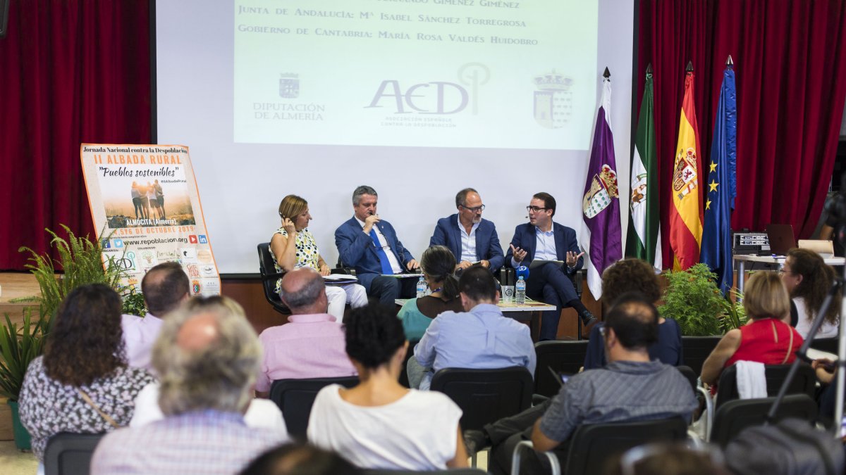 María Rosa Valdés, Juan de la Cruz, Francisco García y Fernando Giménez en una de las mesas redondas del programa de actividades.
