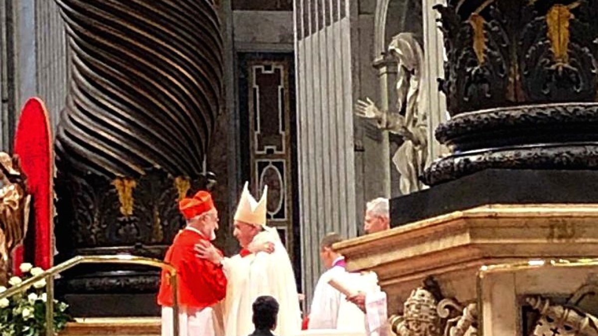 El Papa Francisco felicita al nuevo purpurado, el cardenal almeriense, Cristóbal López.
