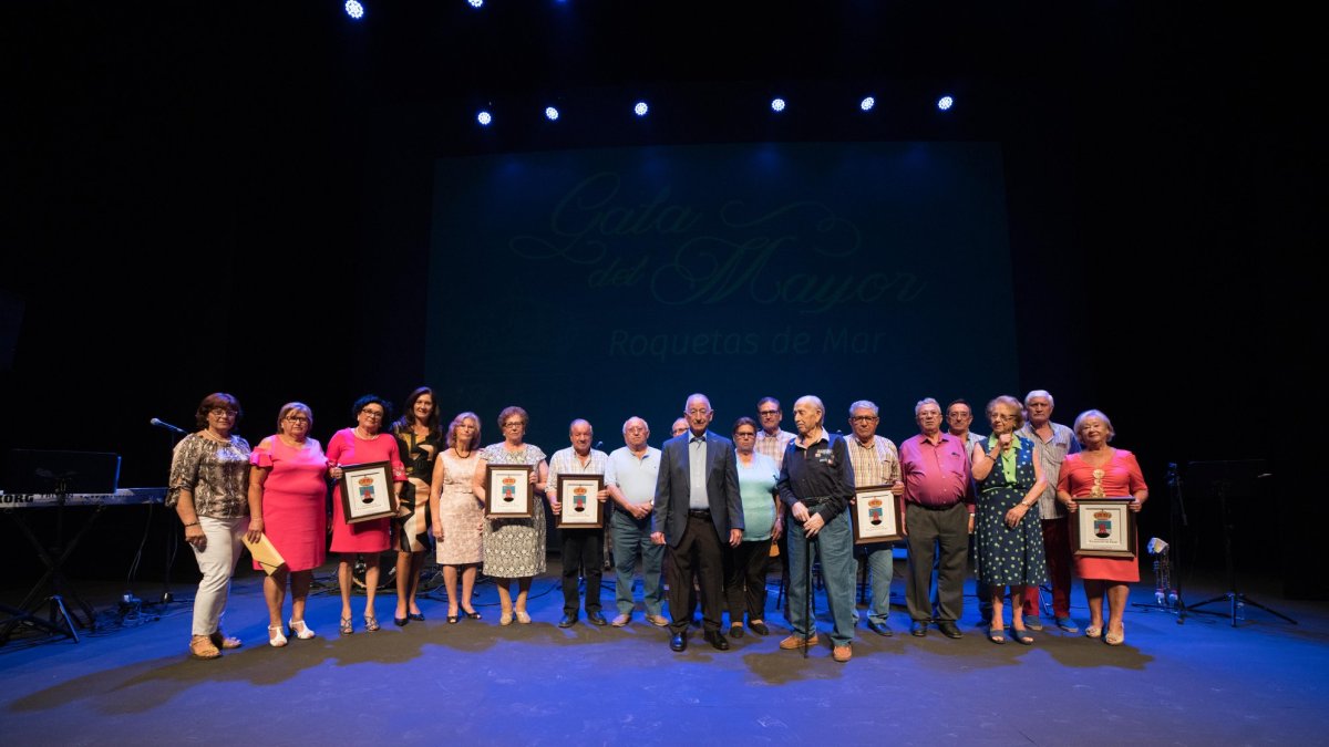 El alcalde de Roquetas, Gabriel Amat; junto a la concejala Mª Ángeles Alcoba, entregaron una metopa a cada una de las Asociaciones.
