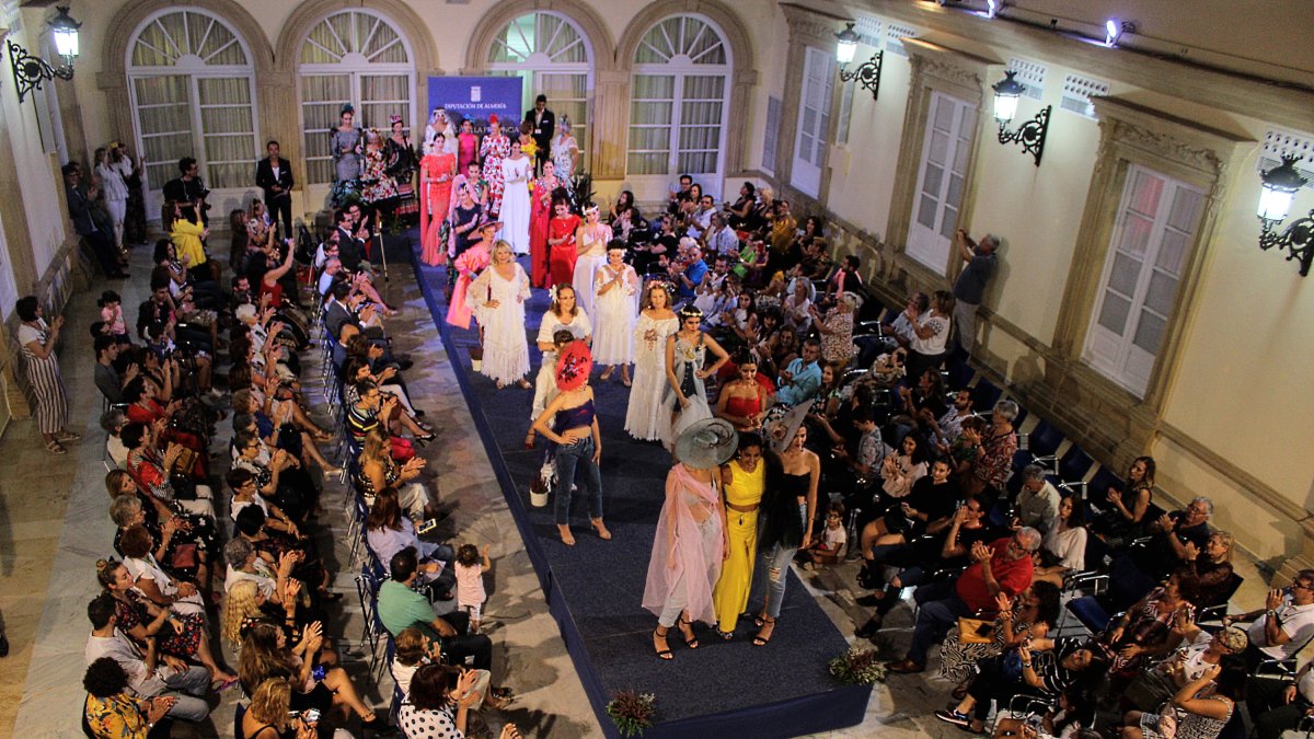 El patio de luces de la Diputación acogió la pasarela solidaria.