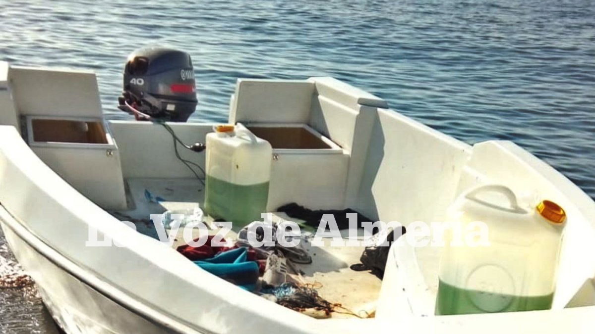 Patera que ha llegado a la playa de El Zapillo.