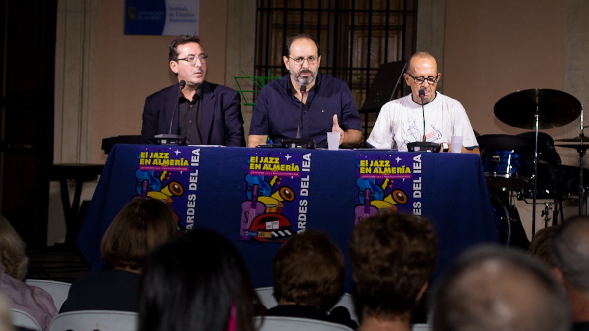 Coloquio en un lleno total para el jazz.