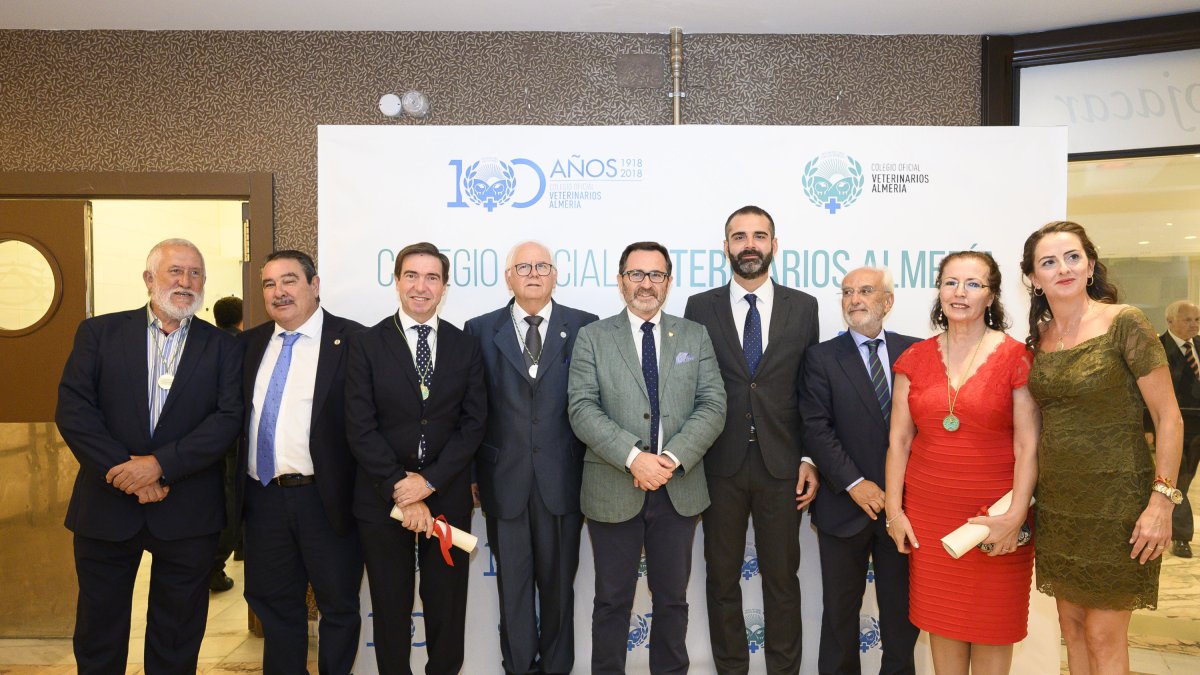 Foto de familia de las autoridades junto a Gaspar Ros y los colegiados de honor.