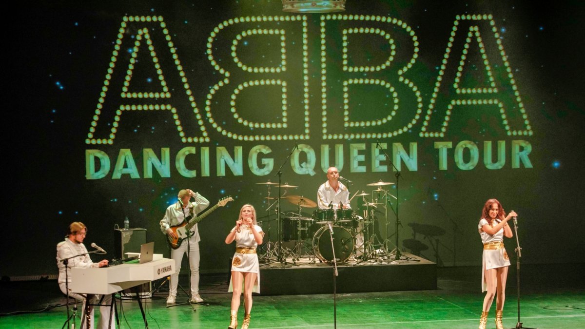 Abborn, el grupo tributo esloveno, que brindó a la capital almeriense una gran noche con las canciones de ABBA.