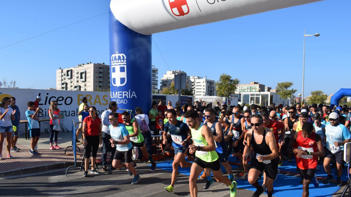 Corredores en la salida de la carrera.