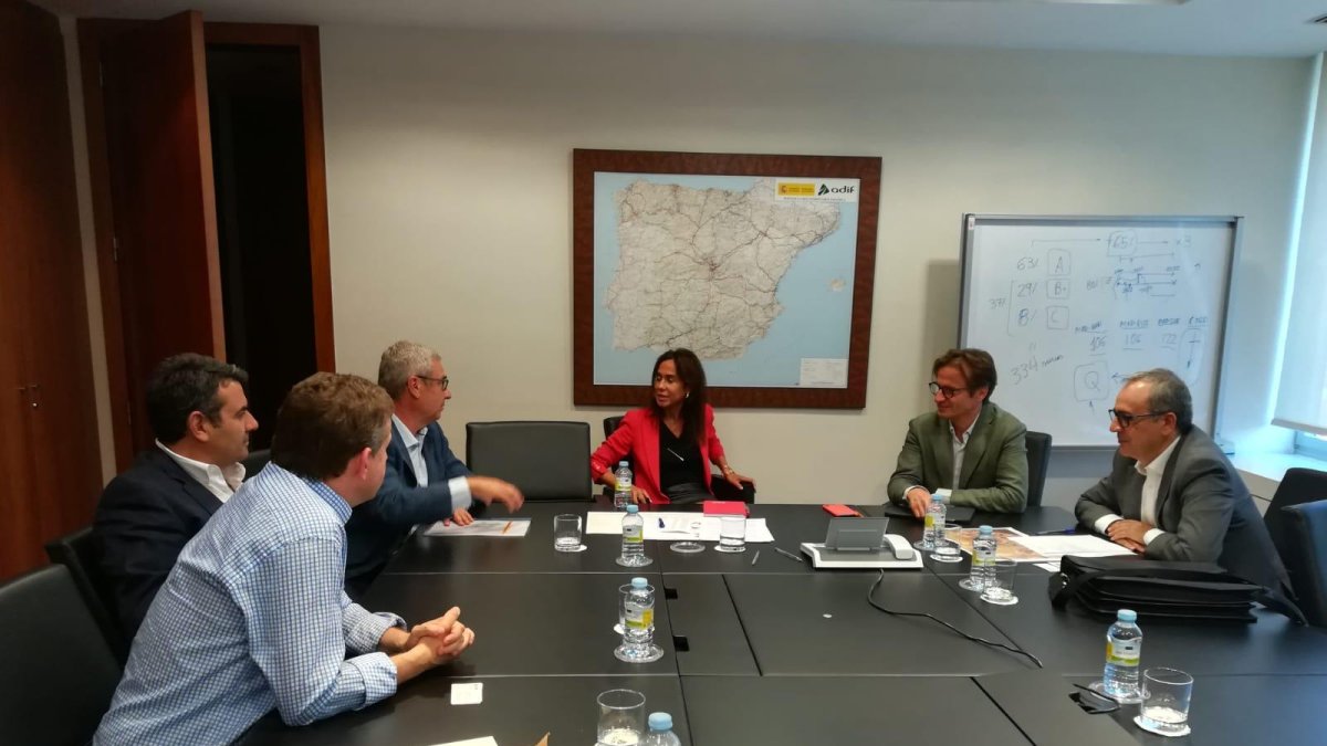 Reunión entre Adif y representantes de la sociedad celebrada recientemente.