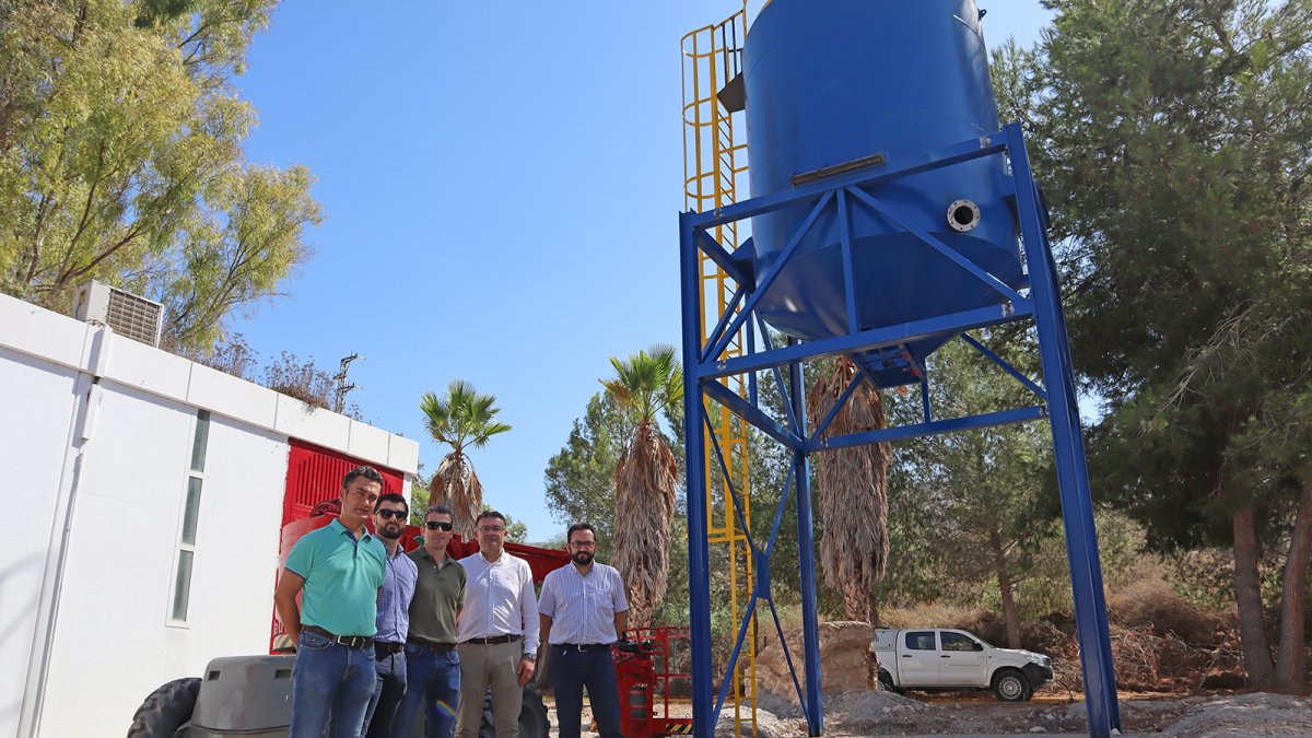 Visita de responsables municipales y de Aqualia al nuevo silo construido.
