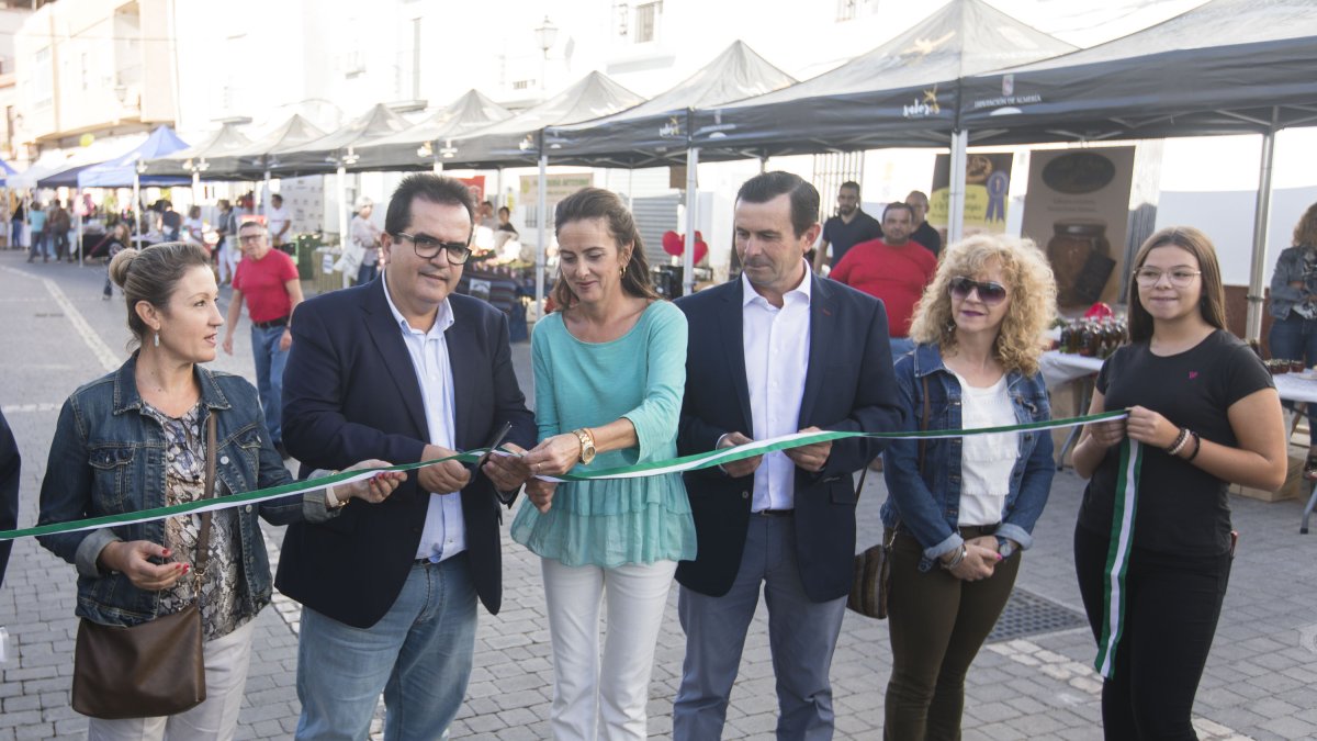 El Ecomercado fue inauguraron Antonio J. Rodríguez, Antonio Fernández y Aranzazu Martín.