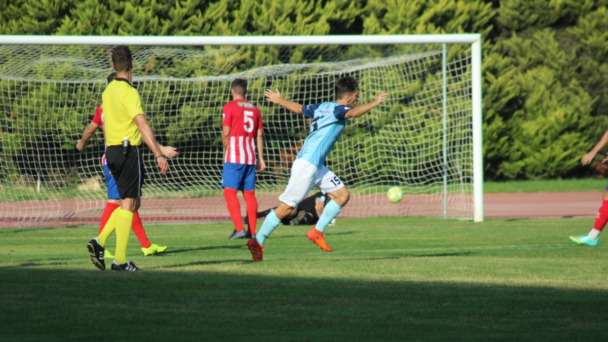 Juanje anota el gol celeste ante el Porcuna.