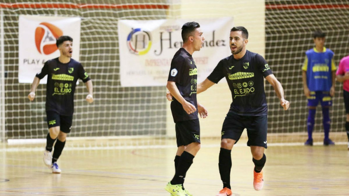 Los ejidenses celebran un gol en Cádiz.