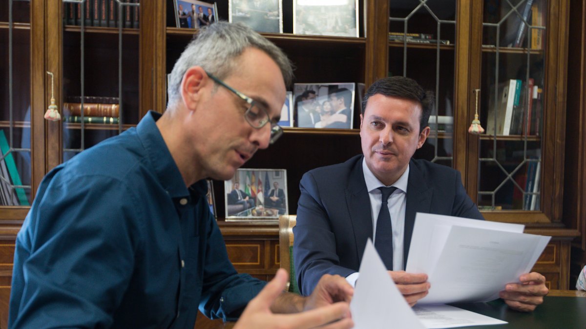 José Díaz, decando de El Colegio de Arquitectos y el presidente de la Diputación Javier Aureliano