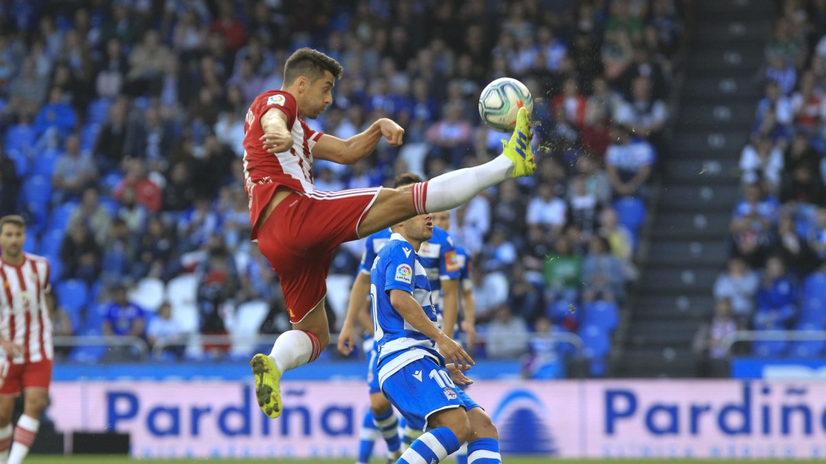César de la hoz en una espectacular imagen en el partido en Riazor.