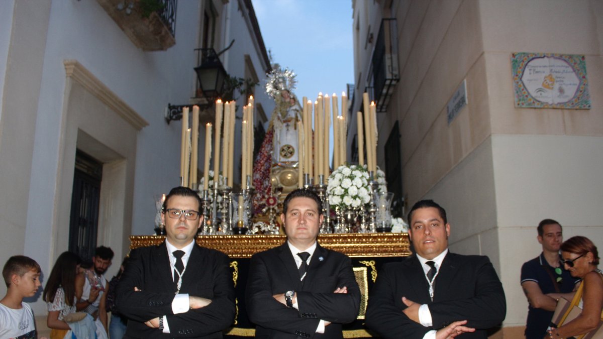 Capataz y auxiliares que dirigieron el caminar de la cuadrilla de costaleros de la Virgen del Rosario.
