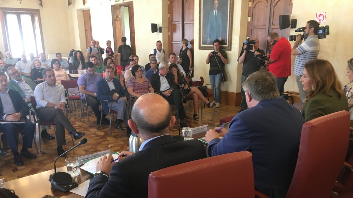 Reunión de Crespo con los alcaldes, esta mañana en la sede de la Junta en Almería.