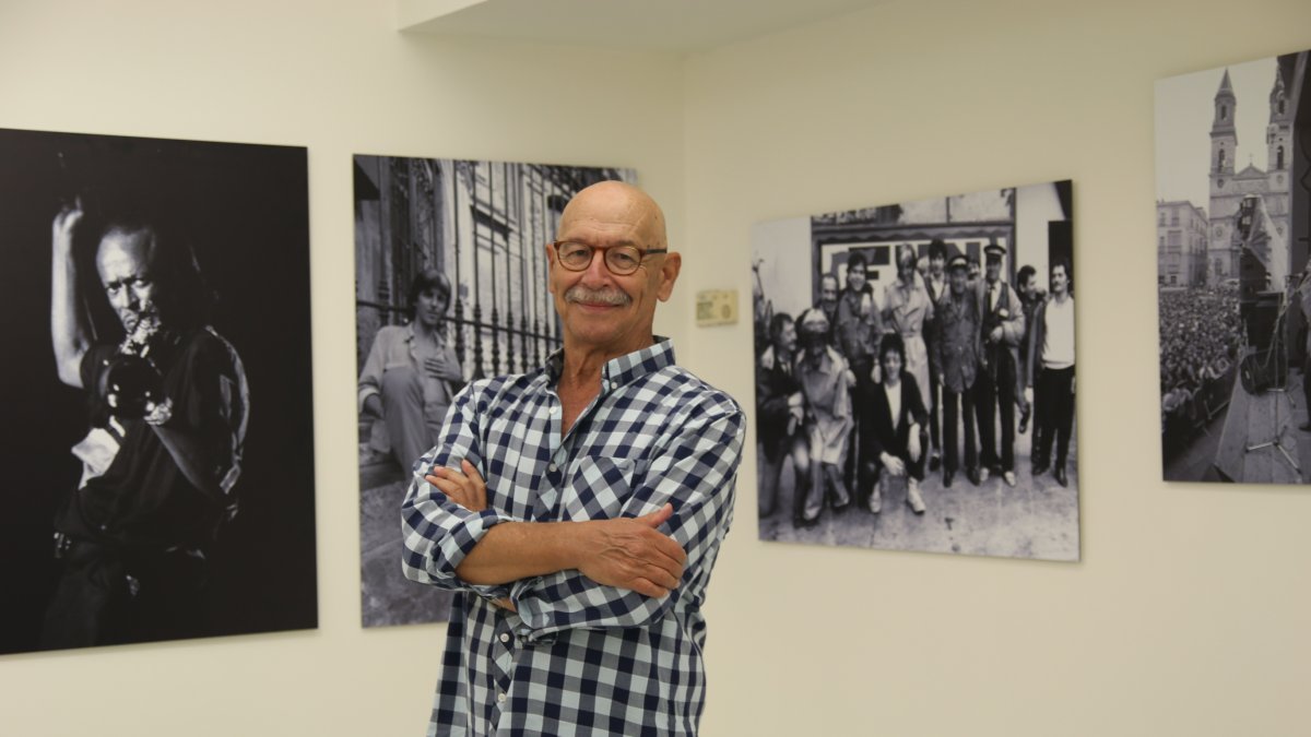 Pablo Juliá con varias fotografías de la exposición ‘Otros Tiempos’, en el Centro Fundación Unicaja