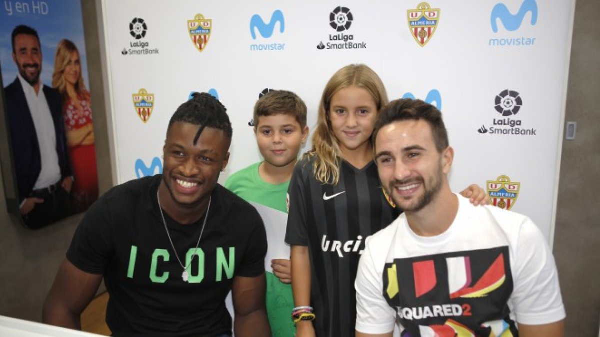 Sekou y Muñoz se lo pasaron bien con sus fieles seguidores.