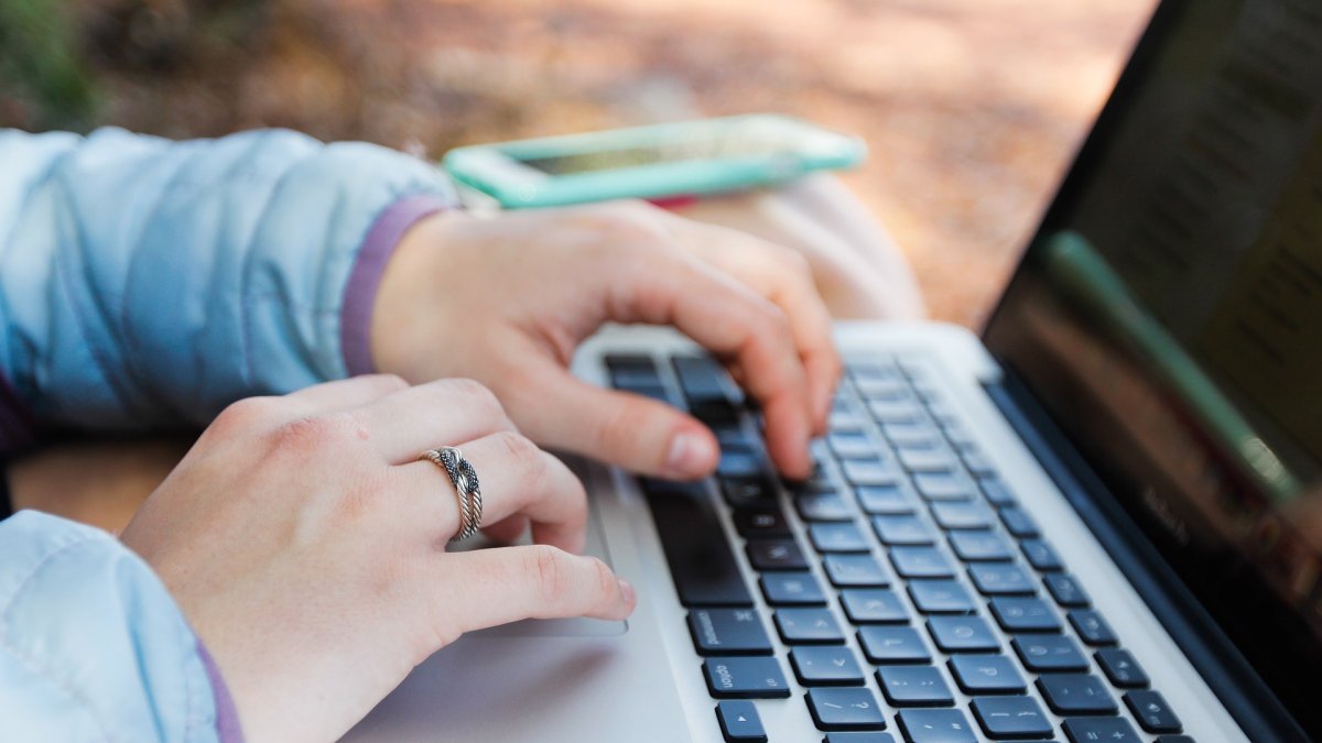 El estafador se ganaba la confianza de sus víctimas, mujeres, a través de internet.