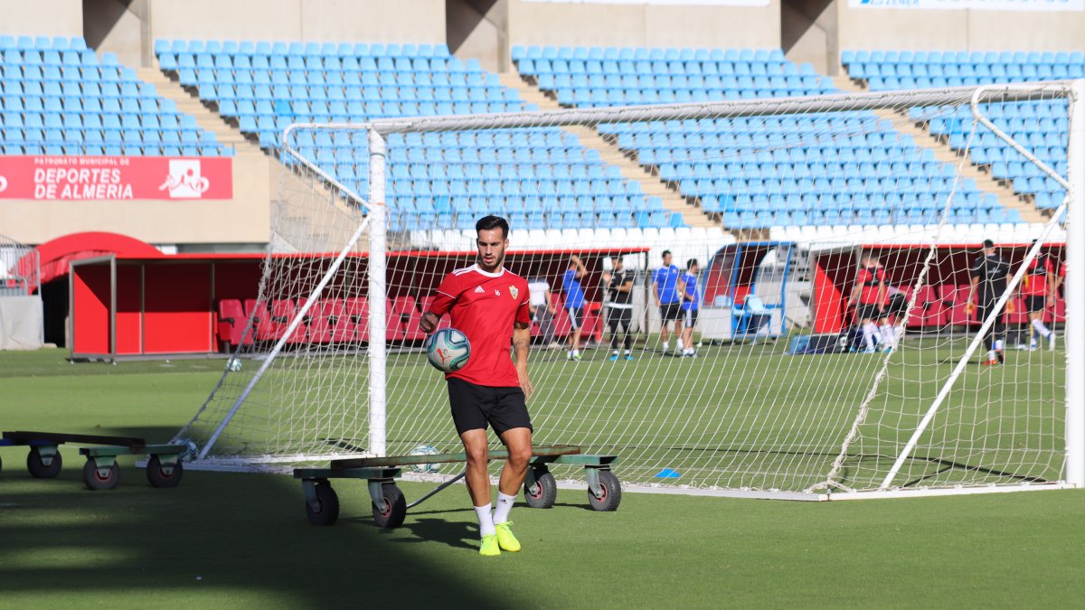 José Carlos Lazo hizo trabajo con balón en el césped.