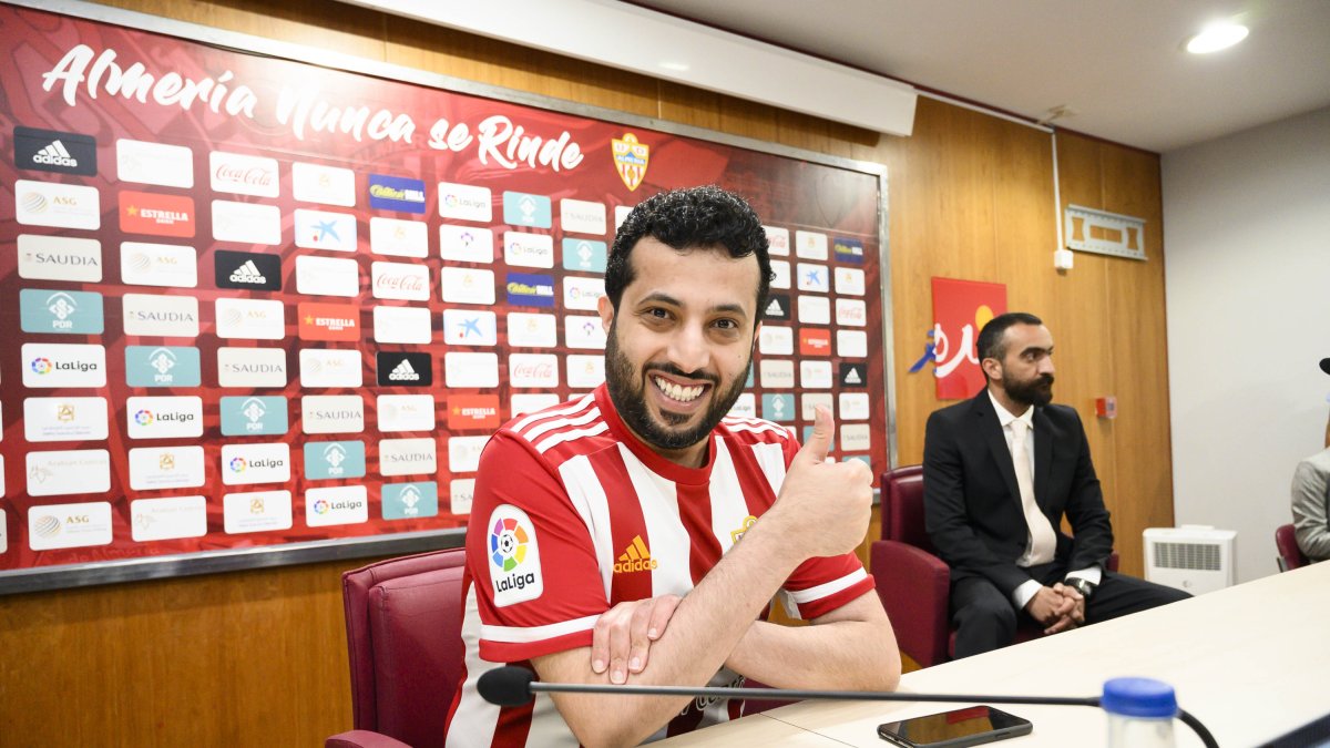 El nuevo propietario del Almería quiere tener todas las acciones del club.