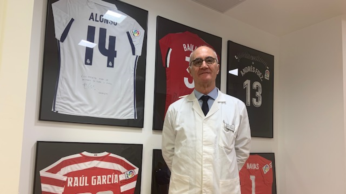 El doctor Ripoll en su despacho.