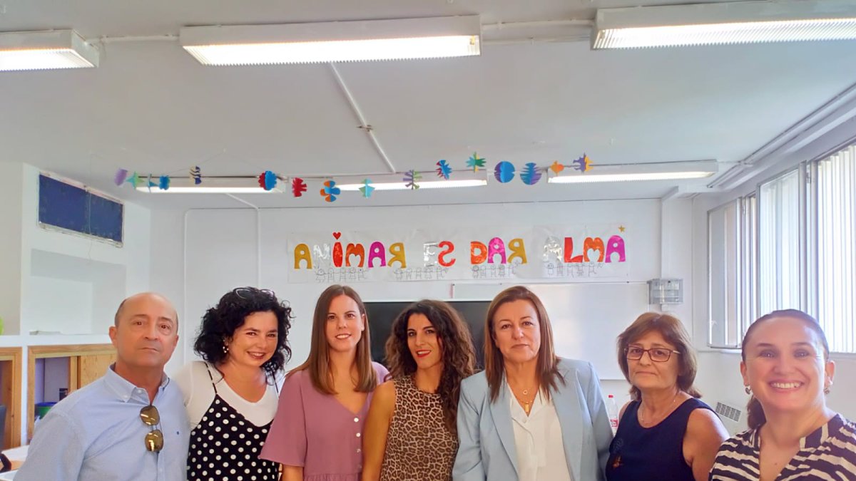 La delegada junto a profesores del IES.