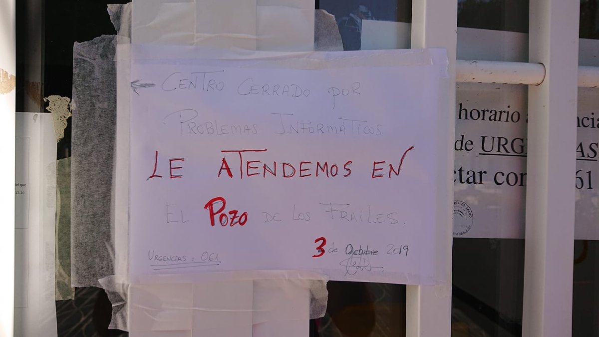 Cartel colocado en la puerta del consultorio los días del cierre.