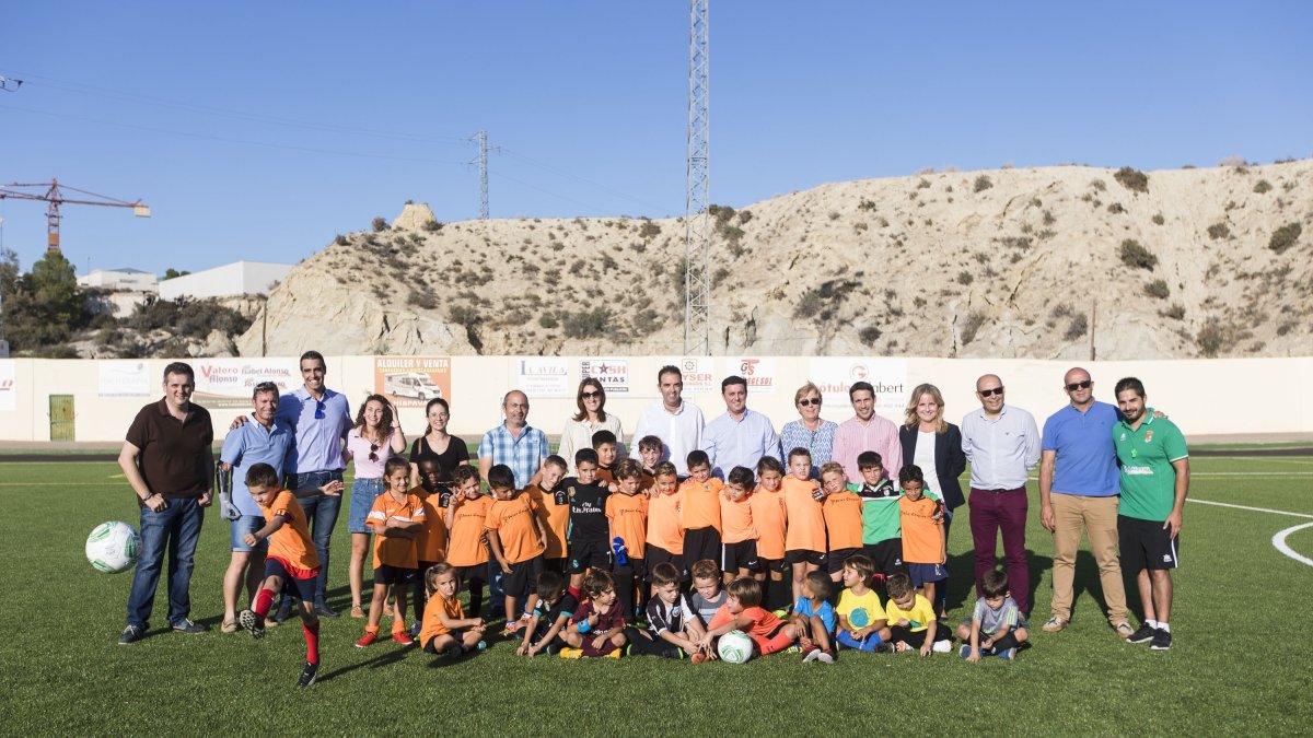 Foto de familia en el nuevo campo de Antas.