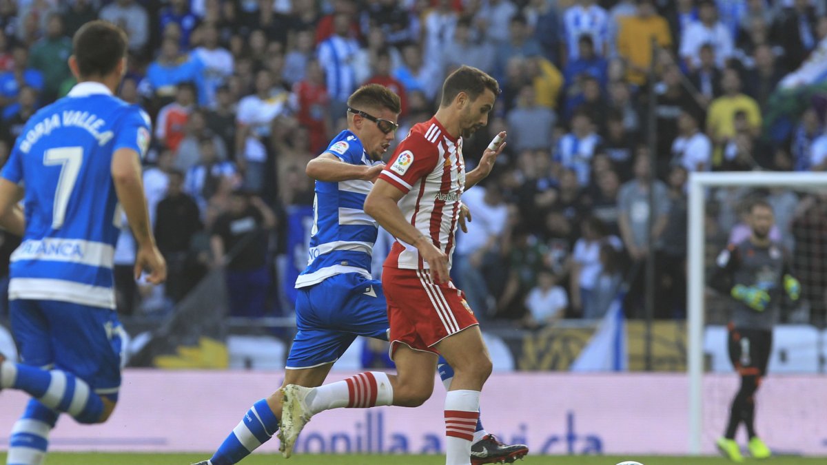 Juan Muñoz en una jugada del partido en Riazor ante el Deportivo.